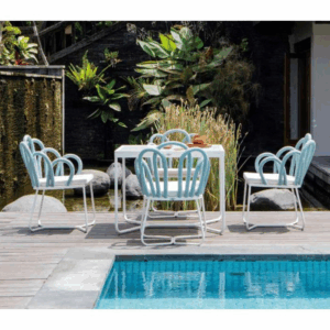 mesa al lado de piscina