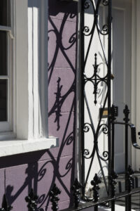 sombras-de-la-arquitectura-durante-el-dia-en-la-ciudad